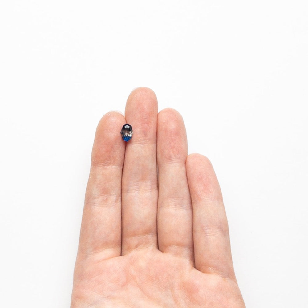 Loose Parti Sapphire on models hand