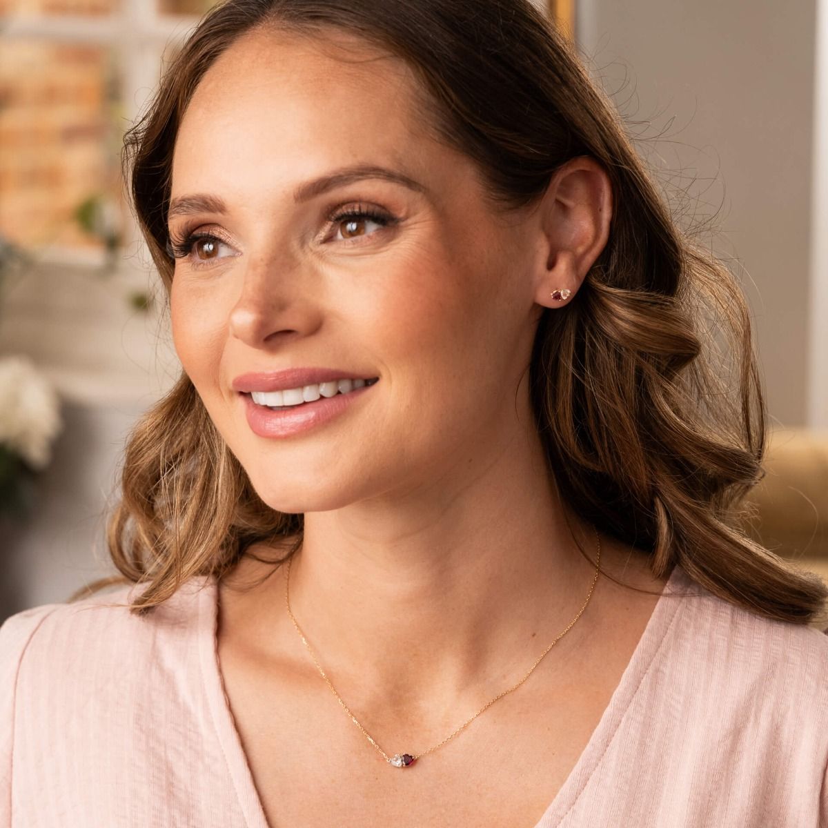 Toi et Moi gemstone necklace ans earrings on a model